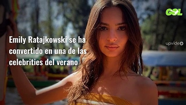 Emily Ratajkowski la lía: ojo al bikini (y a la foto): “¿Así vas a la playa?”