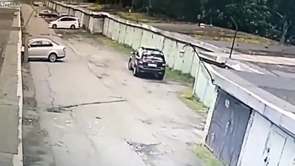 Il se gare dans son garage... et fonce dans un autre en marche arrière !