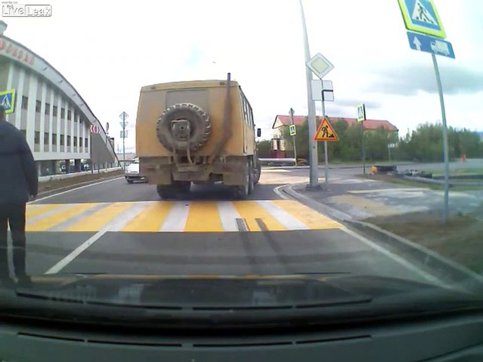Marche arrière d'un camion.. qui grimpe sur la voiture de derrière !