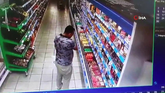 Markette ürünleri çantasına saklayarak çalmaya çalışan hırsız kamerada