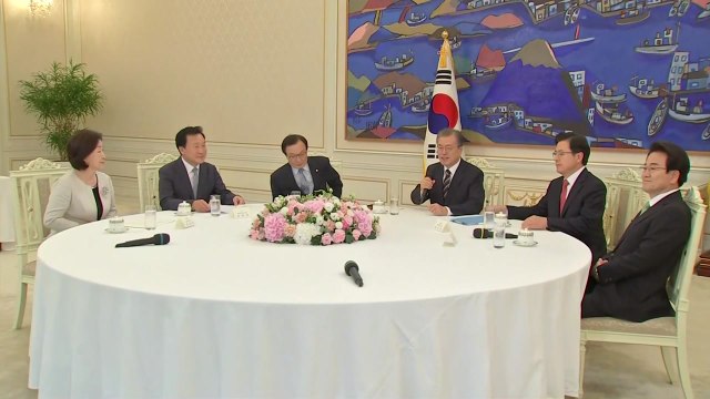 [현장영상] 대통령-5당 대표, 악수 나누며 회동 시작 / YTN