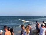 Arızalanan uçak okyanus kıyısına acil iniş yaptı