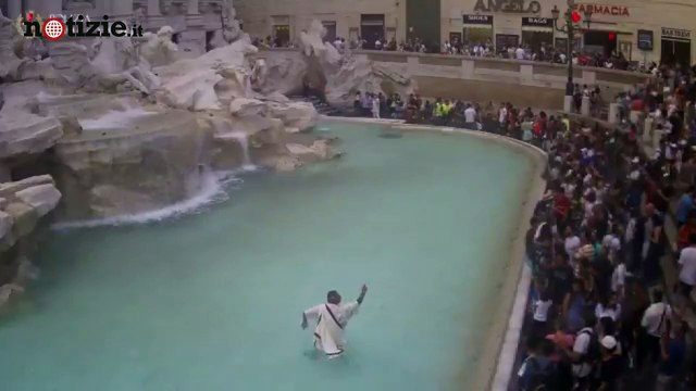 Roma, si lancia in toga nella Fontana di Trevi: l'intervento del vigile urbano | Notizie.it