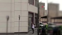Binanın 2. katından düşen kediyi havada böyle yakaladı