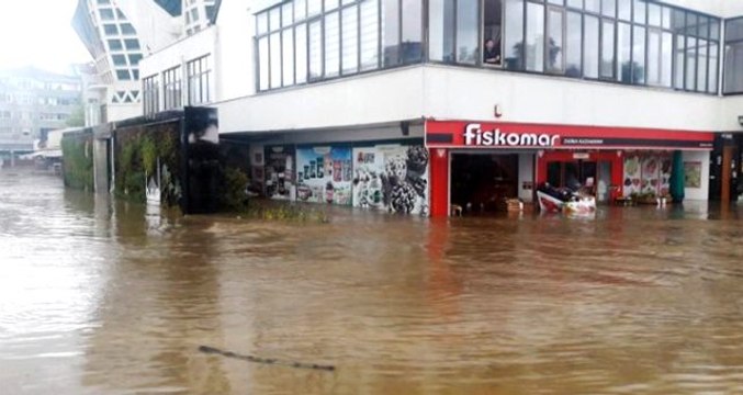 Düzce'yi sel ve heyelan vurdu! Mahsur kalanlar helikopterle kurtarıldı, bazı köylere ulaşılamıyor