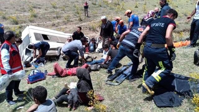 Kaçak göçmenleri taşıyan minibüs takla attı: Çok sayıda ölü ve yaralı var