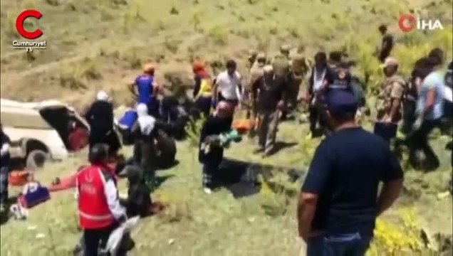 Van'da facia! Göçmenleri taşıyan minibüs kaza yaptı, çok sayıda ölü ve yaralı var