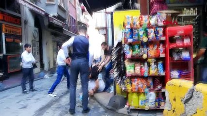 İSTANBUL- TAKSİM'DE 'PARA ÜSTÜNÜ VERMEDİN' KAVGASI