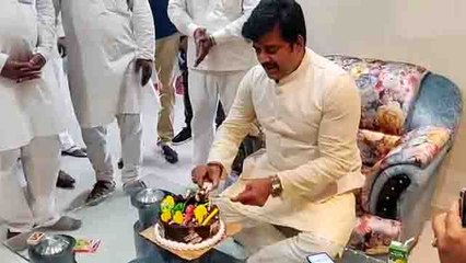 Ravi Kishan ने संसदीय क्षेत्र Gorakhpur में मनाया B'day, आखिर क्यूं Viral हुआ Video | वनइंडिया हिंदी