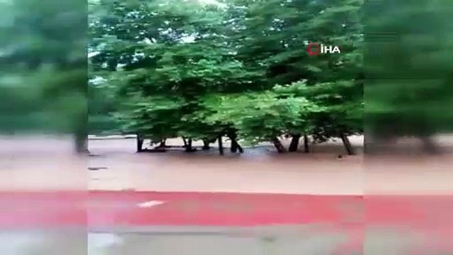 Yollar göle döndü, araçlar kayık gibi yüzdü