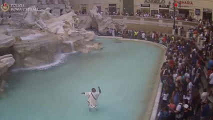 Entra nella Fontana di Trevi vestito da senatore romano: multa e daspo