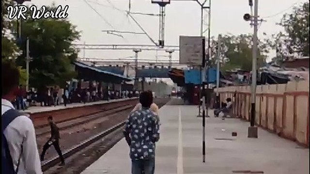 12280 TAJ EXPRESS Hazrat Nizamuddin to Jhansi Junction - Indian Railways !!