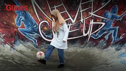 Malezyalı kadın futbolcu sıra dışı tarzıyla ilgi görüyor