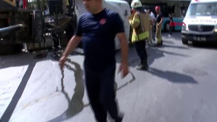 ÜSKÜDAR'DA TAŞ YÜKLÜ HAFRİYAT KAMYONU DEVRİLDİ 1