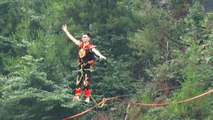 En Chine, les slackliners ont offert une traversée ne tenant qu'à un fil