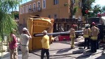 Üsküdar’da kasasına taş yüklenen hafriyat kamyonu yola devrildi