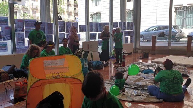 La PAH ocupa el Ayuntamiento de Barcelona para pedir viviendas dignas