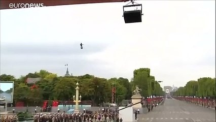شاهد: "الجندي الطائر" يوثق لحظات تحليقه خلال الاستعراض العسكري بباريس