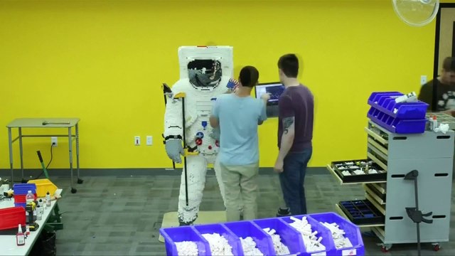 Un astronaute Lego géant fabriqué en hommage aux 50 ans de la mission Apollo 11