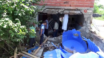 Kontrolden çıkan kamyon eve daldı