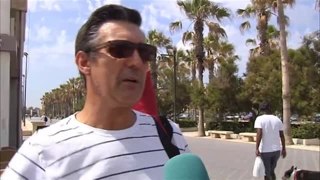 Los gorrillas vuelven a dirigir los aparcamientos en verano