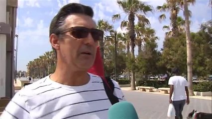 Los "gorrillas" vuelven a dirigir los aparcamientos en verano