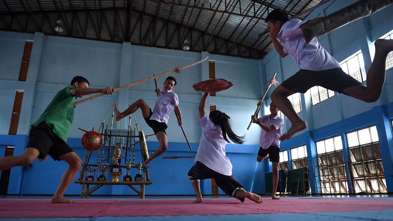 Thai teens revive neglected sword fighting trad...
