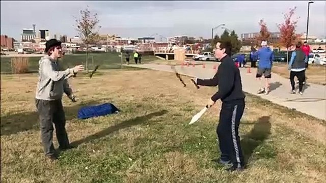 Quand deux jongleurs de couteaux se font surprendre en plein entrainement... Douloureux