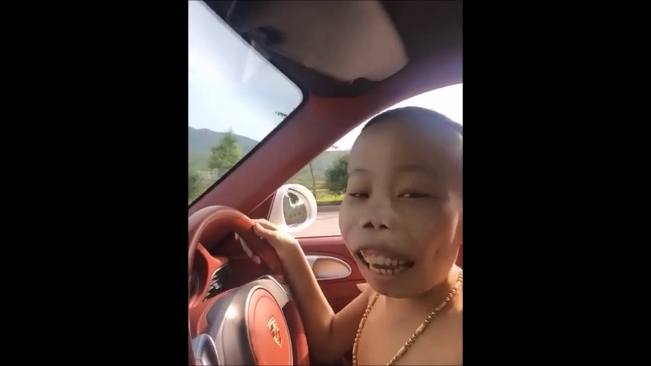 Ce papa chinois laisse son fils conduire sa voiture de luxe