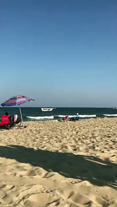 Un avion est obligé d'atterrir d'urgence dans la mer sous les yeux des touristes !
