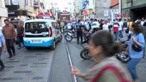 BEYOĞLU'NDA NOSTALJİK TRAMVAYIN ELEKTRİK KABLOSU KOPTU; SEFERLER DURDU