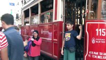 Nostaljik tramvayın elektrik halatı koptu, seferler durdu
