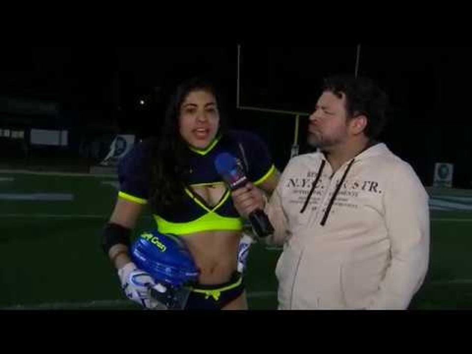 Jugan futbol americano en bikini | Qué Importa