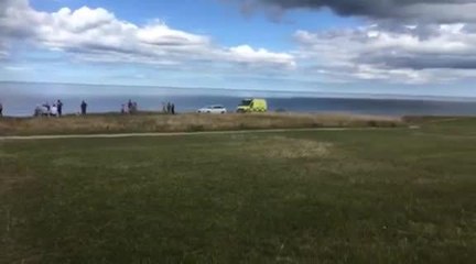 下载视频: Teen falls at beach in South Shields