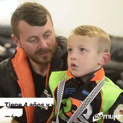 Tiene 4 años y ya maneja un carro de carreras
