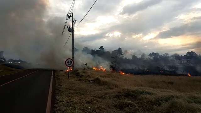 Fumaça de incêndio é jogada para rodovia BR-277 e causa transtornos