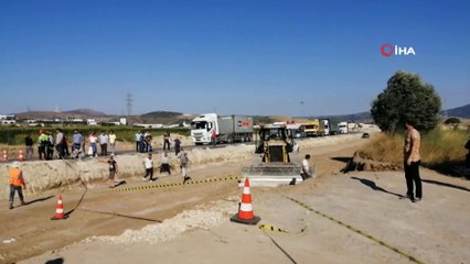 İzmir’de Damperi açık kalan kamyon viyadüğe çarptı