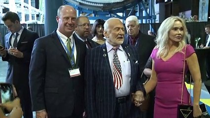 باز ألدرين "يهبط" في هنستفيل لإحياء الذكرى الخمسين لأبولو