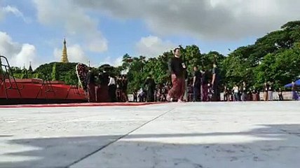 အာဇာနည္ေန႔အခမ္းအနားသို႔ ေဒၚေအာင္ဆန္းစုၾကည္ တက္ေရာက္လာစဥ္