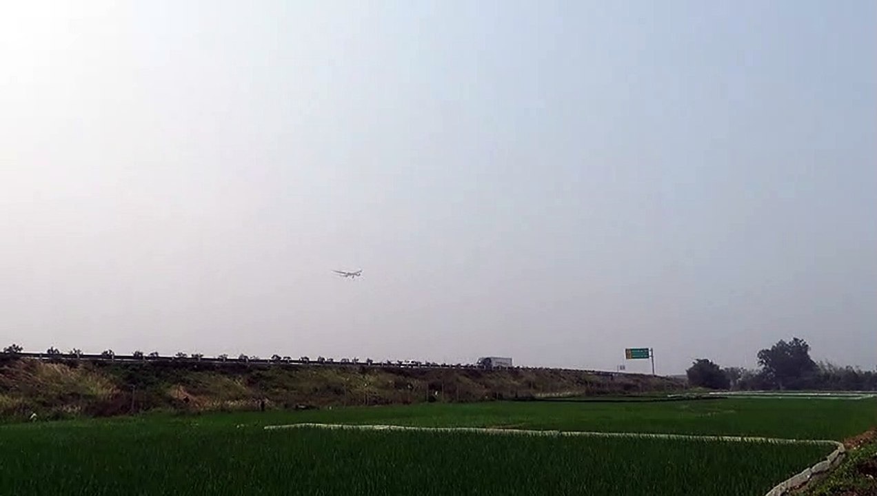 Máy bay a330 của Qatar hạ cánh Nội Bài.