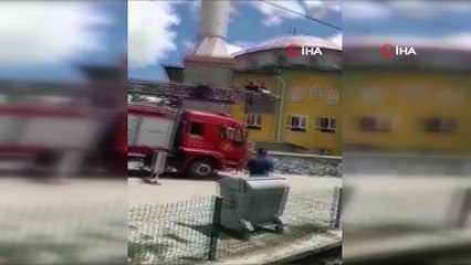 Minareden düşen yavru leylek için imam ve itfaiye seferber oldu