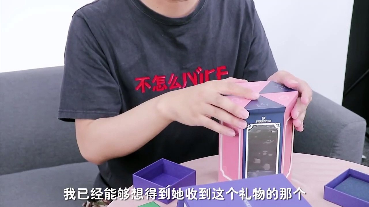 【和鹿角的“最后一次”情人节】 小小陶5个月了，这段时间超心疼鹿角这次提前为她准备了一个大惊喜！因为在七夕那天送出什么都不算大惊喜[并不简单]（会被她这个天蝎座猜到 @SWAROVSKI施华洛世奇 #爱的双重奏# #直男求生指南# https://m.tb.cn/h.