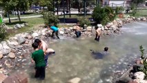 Sıcaktan bunalan çocuklar süs havuzlarında serinledi