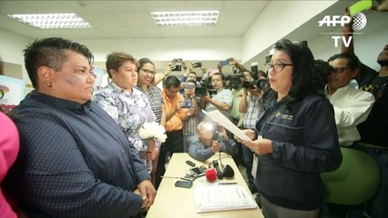 Dos mujeres remueven la tradición en Ecuador con el primer matrimonio igualitario