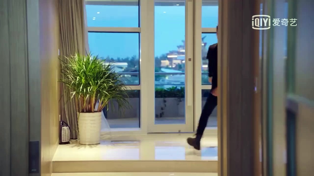 #亲爱的热爱的##亲爱的热爱的预告# 我又来了……韩商言约佟年这段，爱奇艺的长一些……原来他是先准备去敲门的，可能觉得不太好又跑回去打电话约了。他走路的姿势是真的搞笑……杨紫/佟年 李现/韩商言 #周珊 韩商言#
