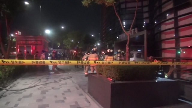 일본 대사관 건물 앞 차량서 불...70대 숨져 / YTN