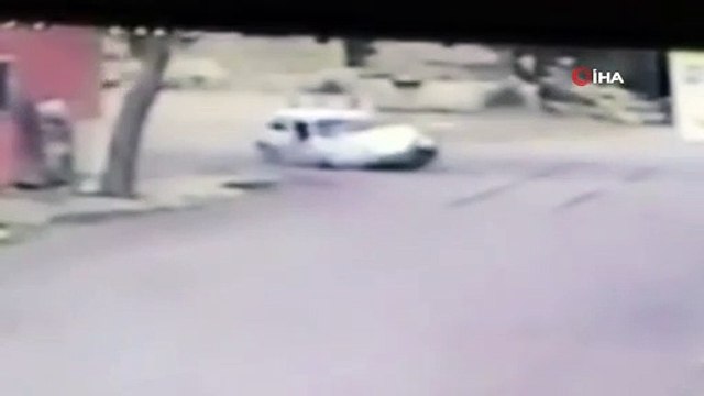 Beton mikseriyle otomobilin çarpışma anı kamerada