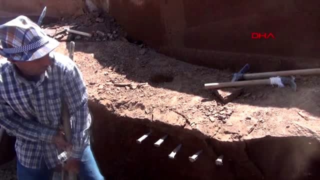 BİTLİS EKMEKLERİNİ AHLAT TAŞI'NDAN KAZANIYORLAR