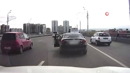 - Araçtan Yola Atılan Yavru Kediyi Kadın Sürücü Kurtardı