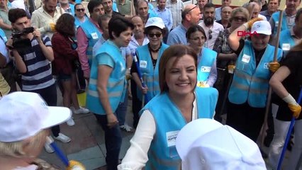 KOCAELİ BELEDİYE BAŞKANI VATANDAŞLARLA BİRLİKTE ÇÖP TOPLADI